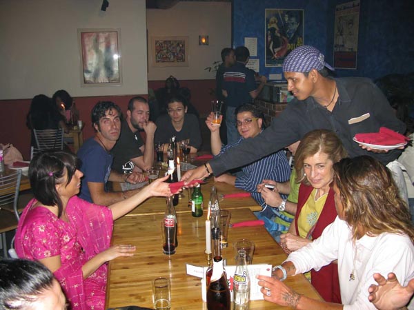 India - Calcutta. Serata in pizzeria italiana