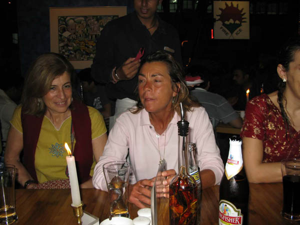 India - Calcutta. Serata in pizzeria italiana