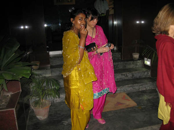 India - Calcutta. Serata in pizzeria italiana