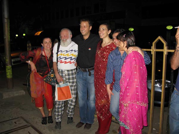 India - Calcutta. Serata in pizzeria italiana