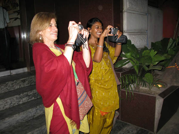 India - Calcutta. Serata in pizzeria italiana