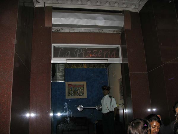 India - Calcutta. Serata in pizzeria italiana