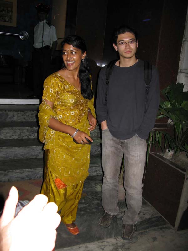 India - Calcutta. Serata in pizzeria italiana