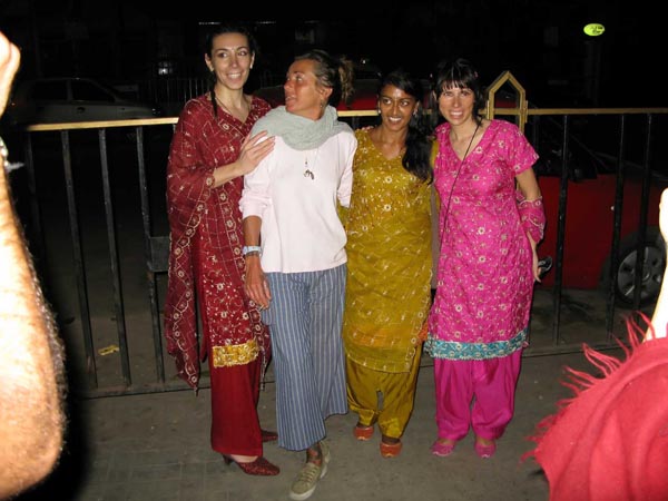 India - Calcutta. Serata in pizzeria italiana