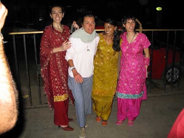 India - Calcutta. Serata in pizzeria italiana