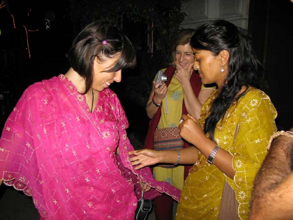 India - Calcutta. Serata in pizzeria italiana