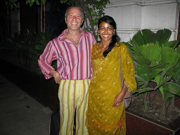 India - Calcutta. Serata in pizzeria italiana