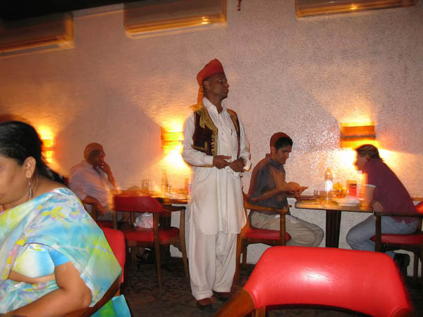 India - Calcutta. Serata al Peter Cat